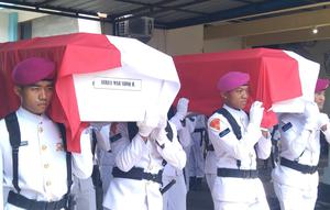 Dua prajurit Marinir asal Lampung yang menjadi korban tanah longsor di Cisarua tiba di Bandara Raden Inten II. (Istimewa)