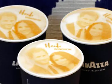 Kopi Capuccino dengan latte art gambar Pangeran Harry dan Meghan Markle di atasnya yang disajikan kedai kopi di Windsor, 15 Mei 2018. Inggris sedang mempersiapkan pernikahan Harry dan Meghan pada 19 Mei mendatang di Windsor Castle. (AP/Frank Augstein)