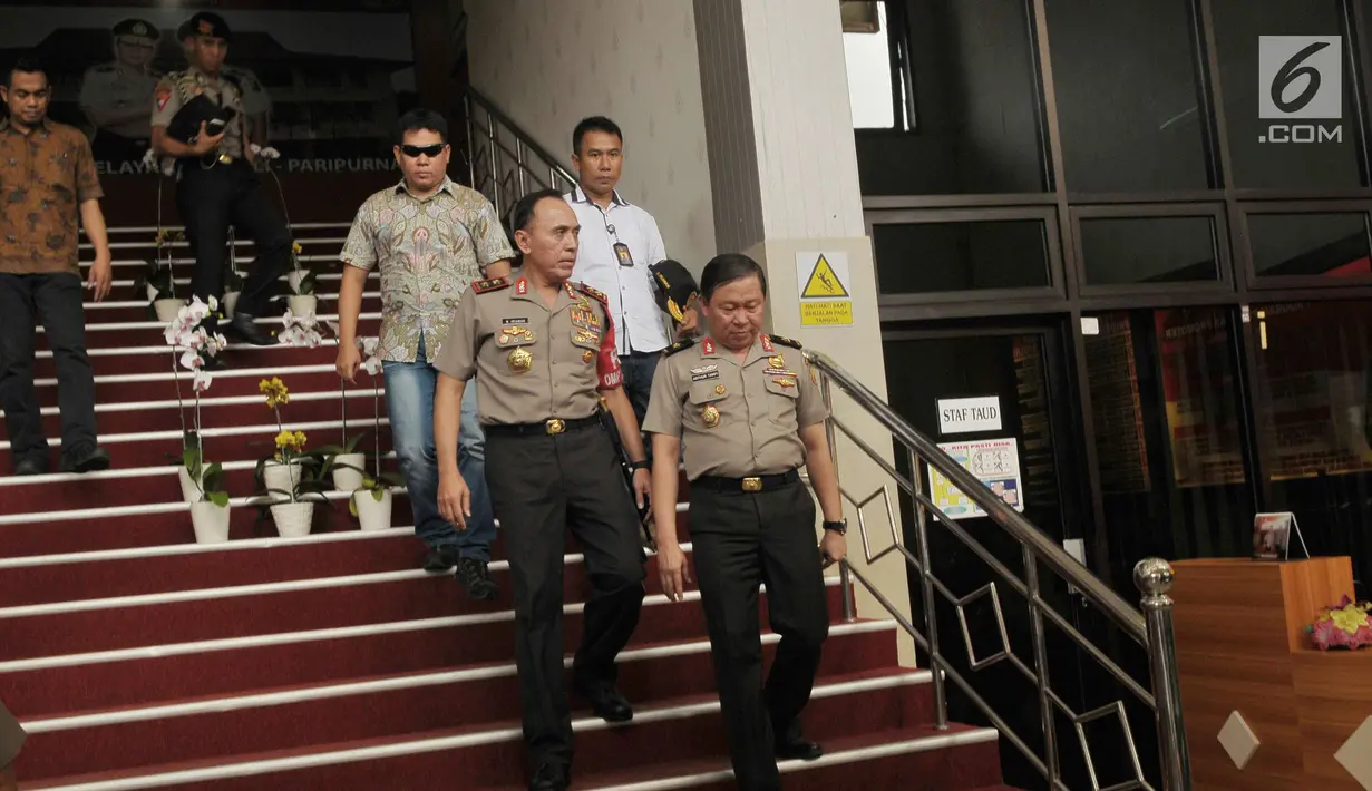 Kapolda Metro Jaya Irjen M Iriawan menuruni tangga usai menengok kondisi anggotanya di ruang perawatan Rumah Sakit Polri, Jakarta, Kamis (25/5). Empat anggota polisi korban bom Kampung Melayu menjalani perawatan di RS tersebut. (Liputan6.com/Helmi Afandi)