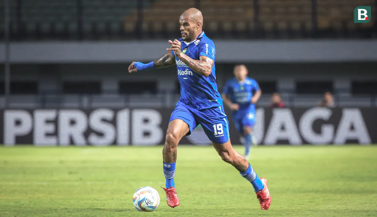 <p>Pemain Persib Bandung, David Da Silva menggiring bola pada laga lanjutan pekan ke-3 BRI Liga 1 2023/2024 antara Persib Bandung melawan Dewa United FC di Stadion Gelora Bandung Lautan Api (GBLA), Bandung, Jumat (14/07/2023). (Bola.com/Bagaskara Lazuardi)</p>