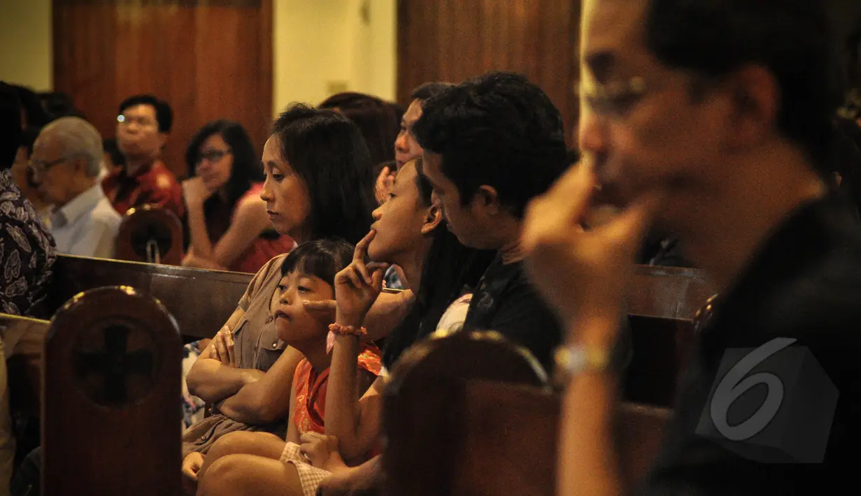 Anak berkebutuhan khusus atau penyandang difabel melakukan misa Paskah didampingi  keluarga di Gereja Santo Ignatius, Jakarta, Minggu (5/4). Misa hari ini diperuntukan bagi anak difabel agar menjalani ibadah dengan kushuk. (Liputan6.com/Faizal Fanani)