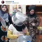 Tangkapan layar video video aksi emak-emak menggunakan peralatan dapur sebagai alat musik pukul yang dibagikan Gubernur Jabar Ridwan Kamil. (Foto: Instagram @ridwankamil)