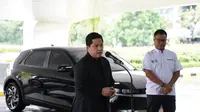 Menteri BUMN Erick Thohir mewajibkan seluruh eselon I dan eselon 2 Kementerian BUMN menggunakan mobil listrik. Tujuannya, tak lain sebagai upaya untuk menghemat bahan bakar minyak (BBM). (Dok Kementerian BUMN)