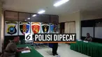 Seorang polisi di Kendari, Inspektur Polisi Satu (Iptu) Triadi membuat heboh usai dikabarkan tak masuk kantor dan memilih jadi tukang ojek. Karena tindakannya, dia menjalani sidang rekomendasi pemberhentian oleh Propam Polda Sulawesi Tenggara, Jumat ...