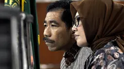 Romi Herton dan istrinya Masyitoh merupakan terdakwa yang melakukan suap kepada Akil Mochtar terkait kasus sengketa pilkada Kota Palembang, Jakarta, Kamis (4/12/2014). (Liputan6.com/Miftahul Hayat)