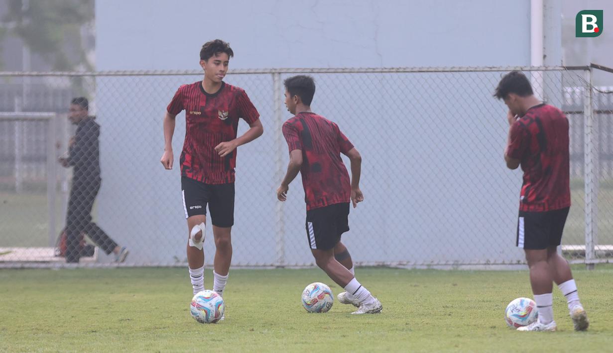 Pemain Timnas Indonesia U-20, Welber Jardim (kiri) menggiring bola dalam sesi latihan terakhir di Lapangan ABC, Kompleks Gelora Bung Karno (GBK), Senayan, Jakarta, Jumat (24/5/2024) pagi, menjelang keberangkatan ke Italia untuk pemusatan latihan (TC) di Como dan selanjutnya mengikuti Toulon Tournament 2024 di Prancis. (Bola.com/Abdul Aziz)