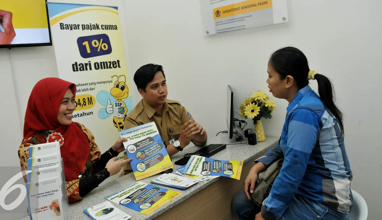 Dua orang petugas memberikan penjelasan mengenai proses pembayaran pajak, di Gerai Pajak, Tanah Abang, Jakarta, Selasa (1/9/2015). Gerai layanan terpadu merupakan kerjasama antara Dirjen Pajak KPP dan Pemprov DKI Jakarta. (Liputan6.com/Johan Tallo)