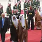 Presiden AS Donald Trump berbincang dengan Raja Salman saat tiba di Bandara Internasional Raja Khalid di Riyadh (20/5). Kunjungan ini merupakan kunjungan luar negri Trump pertama sebagai Presiden AS. (AFP/Saudi Royal Palace/Bandar Al-Jalou)