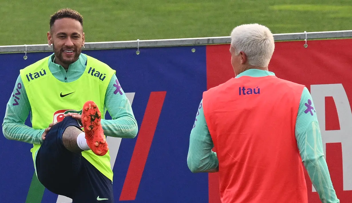 Penyerang timnas Brasil Neymar melakukan peregangan saat sesi latihan di tempat latihan Continassa di Turin, Italia, Selasa (15/11/2022). Timnas Brasil memusatkan latihan mereka jelang pelaksanaan turnamen akbar Piala Dunia 2022 Qatar. (Vincenzo PINTO / AFP)
