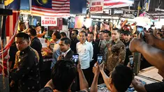 Presiden Indonesia Joko Widodo (tengah) didampingi Perdana Menteri Malaysia Anwar Ibrahim saat mengunjungi pasar basah Chow Kit yang populer di Kuala Lumpur pada 8 Juni 2023.
Mohd Rasfan / AFP