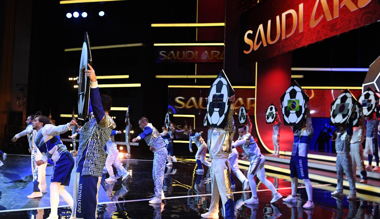 Aksi penari saat tampil usai ajang undian Piala Dunia 2018 di State Kremlin Palace, Moscow, (1/12/2017). Piala Dunia 2018 berlangsung sejak 14 Juni hingga 15 Juli 2018 di Rusia. (AFP/Alexander Nemenov)