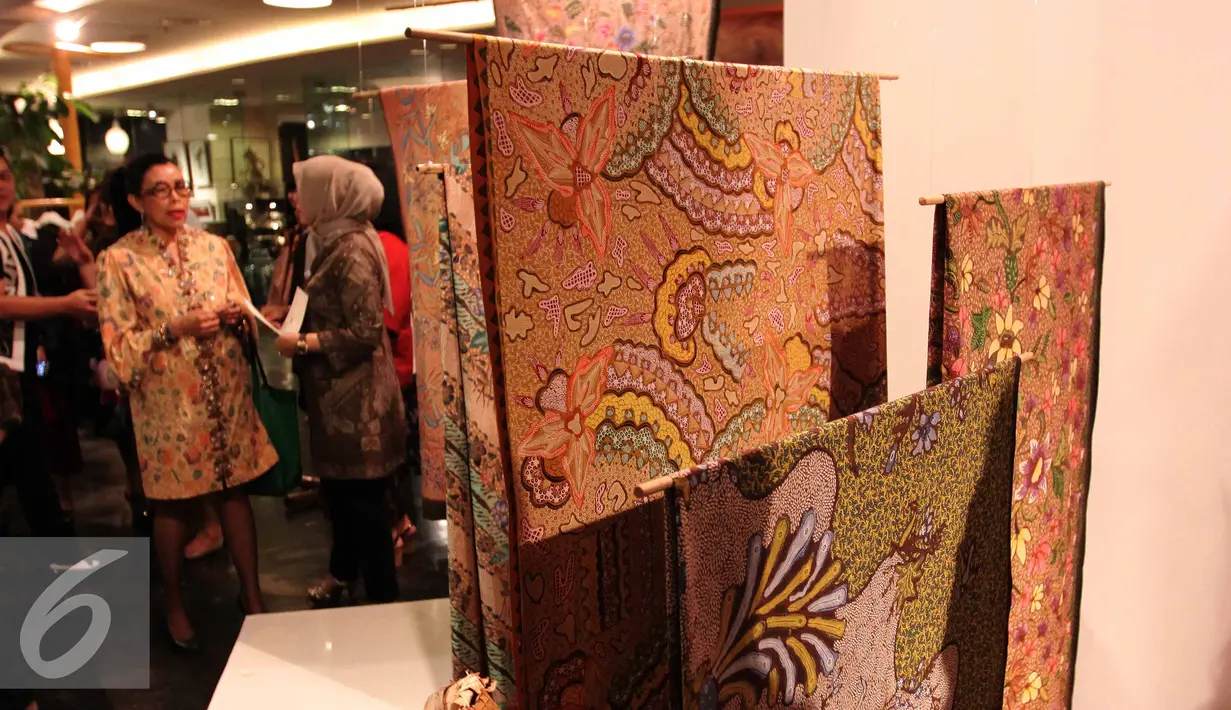 Busana batik Kudus rancangan desainer Denny Wirawan saat pagelaran fashion dan pembukaan pop-up store di Jakarta, Rabu (30/9/2015). Menyambut hari Batik Nasional retail Balijava meluncurkan koleksi Batik Kudus. (Liputan6.com/Angga Yuniar)