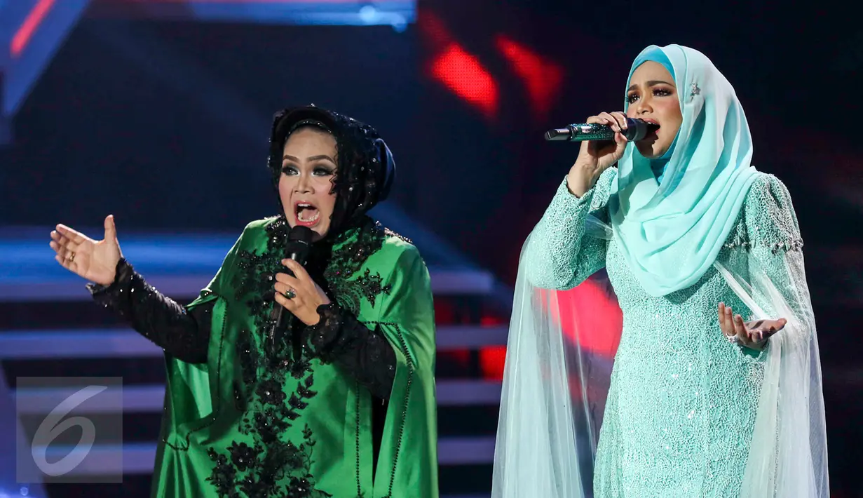 Siti Nurhaliza berduet dengan Hetty Koes Endang saat mengisi Golden Memories International di Studio Indosiar, Jakarta, Kamis (12/1). Rayakan HUT ke-22, Indosiar hadirkan Siti Nurhaliza di Golden Memories International. (Liputan6.com/Yoppy Renato)