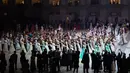 Siswa sekolah militer menari saat pesta tahunan Cadet Ball di Moskow, Rusia, Selasa (17/12/2019). Cadet Ball memadukan patriotisme dengan keagungan gaya kekaisaran. (AP Photo/Pavel Golovkin)