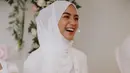 Meski simpel dan sederhana dengan outift dan hijab putih, penampilan istri Rezky Adhitya ini tetap menawan dan anggun. (Liputan6.com/IG/@citraciki)