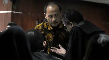 Mantan Deputi Gubernur Bank Indonesia (BI), Budi Mulya menjalani sidang perdana dugaan korupsi pemberian fasilitas pendanaan jangka pendek Bank Century (Liputan6.com/Herman Zakharia)