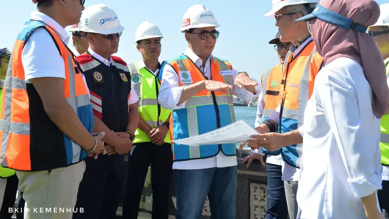 Menteri Perhubungan (Menhub) Budi Karya Sumadi meninjau progres pembangunan BMTH di kawasan Pelabuhan Benoa, Bali, Sabtu (10/8/2024). (Dok Kemenhub)