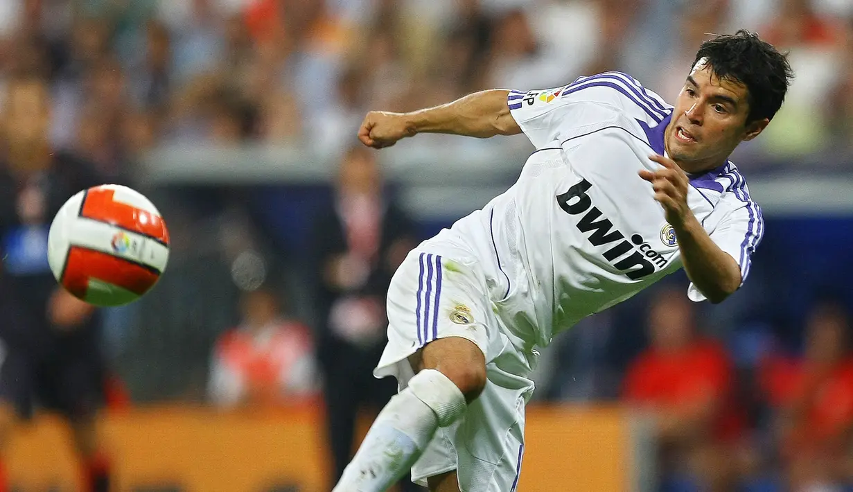 Javier Saviola - Bomber lincah ini tampil memukau ketika berseragam Barcelona. Bahkan ia sempat disejajarkan dengan penyerang terbaik dunia kala itu. Namum Saviola gagal bersinar saat bersama Real Madrid, ia mencatatkan 17 kali penampilan dengan empat gol selama dua tahun. (AFP/Philippe Desmazes)