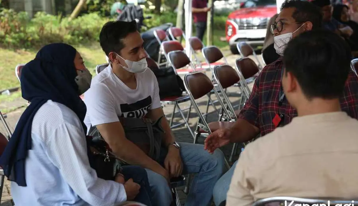 Suasana depan rumah duka Eeng Saptahadi. Para pelayat terus berdatangan ke rumah duka. Eeng meninggal dunia Minggu malam di RS Primaya, Bekasi. Eeng salah satu aktor yang sukses memerankan tokoh antagonis. Bahkan, sampai akhir hayatnya masih menekuni karirnya. [KapanLagi.com/Budy Santoso]