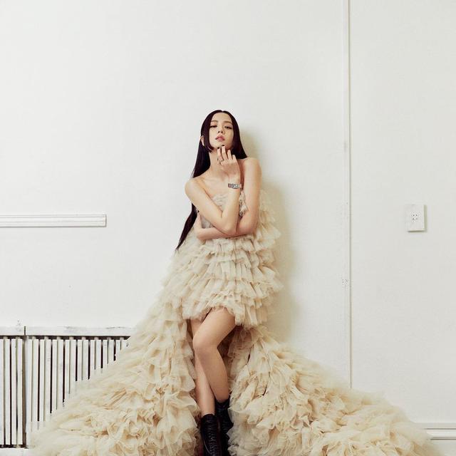 Jisoo BLACKPINK Bergaya Sensual untuk Kampanye Terbaru Cartier, Pakai Jam Tangan Seharga Rp412 Juta