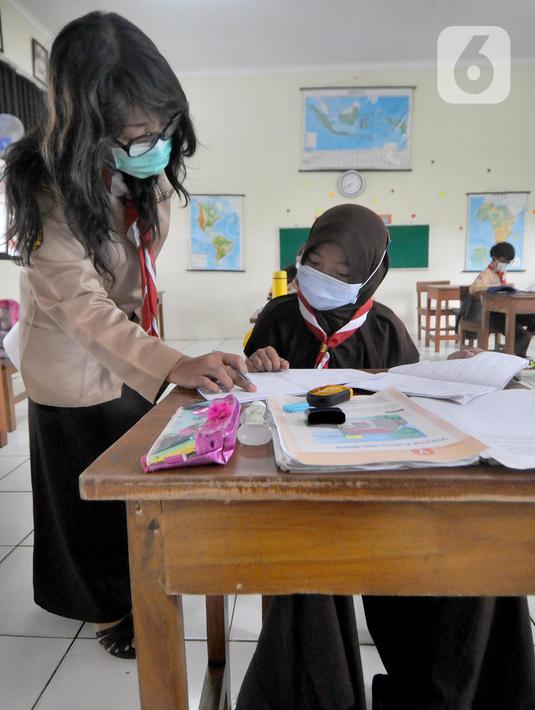 Siswi mengikuti pelaksanaan pembelajaran tatap muka di SDN Pondok Labu 14, Jakarta Selatan, Rabu (7/04/2021). Mulai hari ini, Pemprov DKI melakukan pembelajaran tatap muka bagi 85 sekolah dari semua jenjang pendidikan hingga 29 April. (merdeka.com/Arie Basuki)