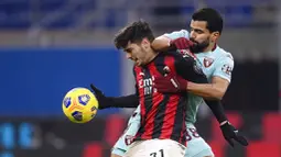 Pemain Torino, Tomas Rincon, berebut bola dengan pemain AC Milan, Brahim Diaz, pada laga Liga Italia di Stadion San Siro, Sabtu (9/1/2021). AC Milan menang dengan skor 2-0. (Fabio Ferrari/LaPresse via AP)