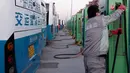 Seorang staf mengisi daya bus listrik di Wilayah Laixi, Provinsi Shandong, China, 14 Januari 2020. Untuk mengurangi emisi karbon dan melestarikan lingkungan, Wilayah Laixi telah mengonversi seluruh bus umum yang dimilikinya menjadi 116 bus listrik di area perkotaan sejauh ini. (Xinhua/Ding Hongfa)