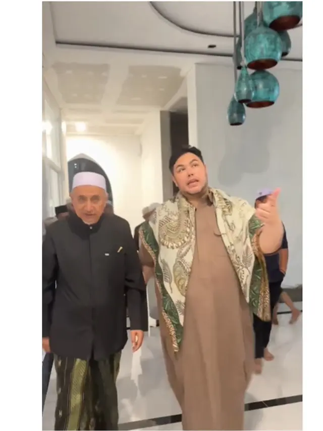 6 Potret Ivan Gunawan Resmikan Masjid di Pondok Cabe, Gelar Tarawih Perdana