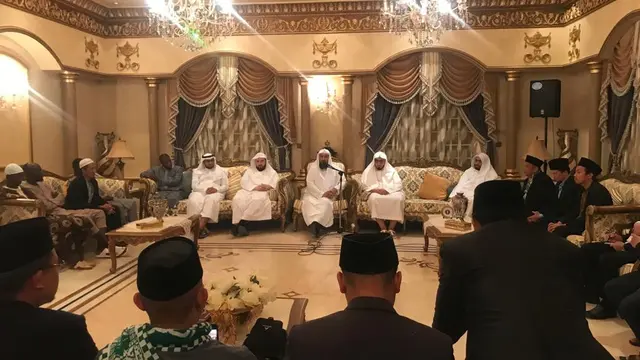 Peserta Daurah al-Shaifiyyah Universitas Ummul Qura Mekkah al-Mukarramah bersilaturrahim dengan beberapa Muadzin Masjid Haram di Makkah. Husen Sanusi/MCH