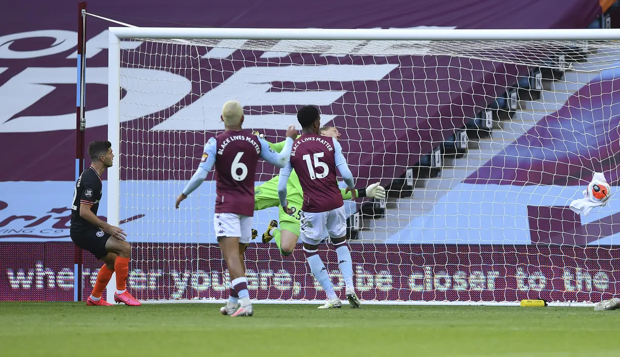 Pemain Chelsea Christian Pulisic (kiri) mencetak gol ke gawang Aston Villa dalam lanjutan Liga Inggris di Villa Park Stadium, Birmingham, Inggris, Minggu (21/6/2020). Chelsea menaklukkan Aston Villa 2-1. (Molly Darlington/Pool via AP)