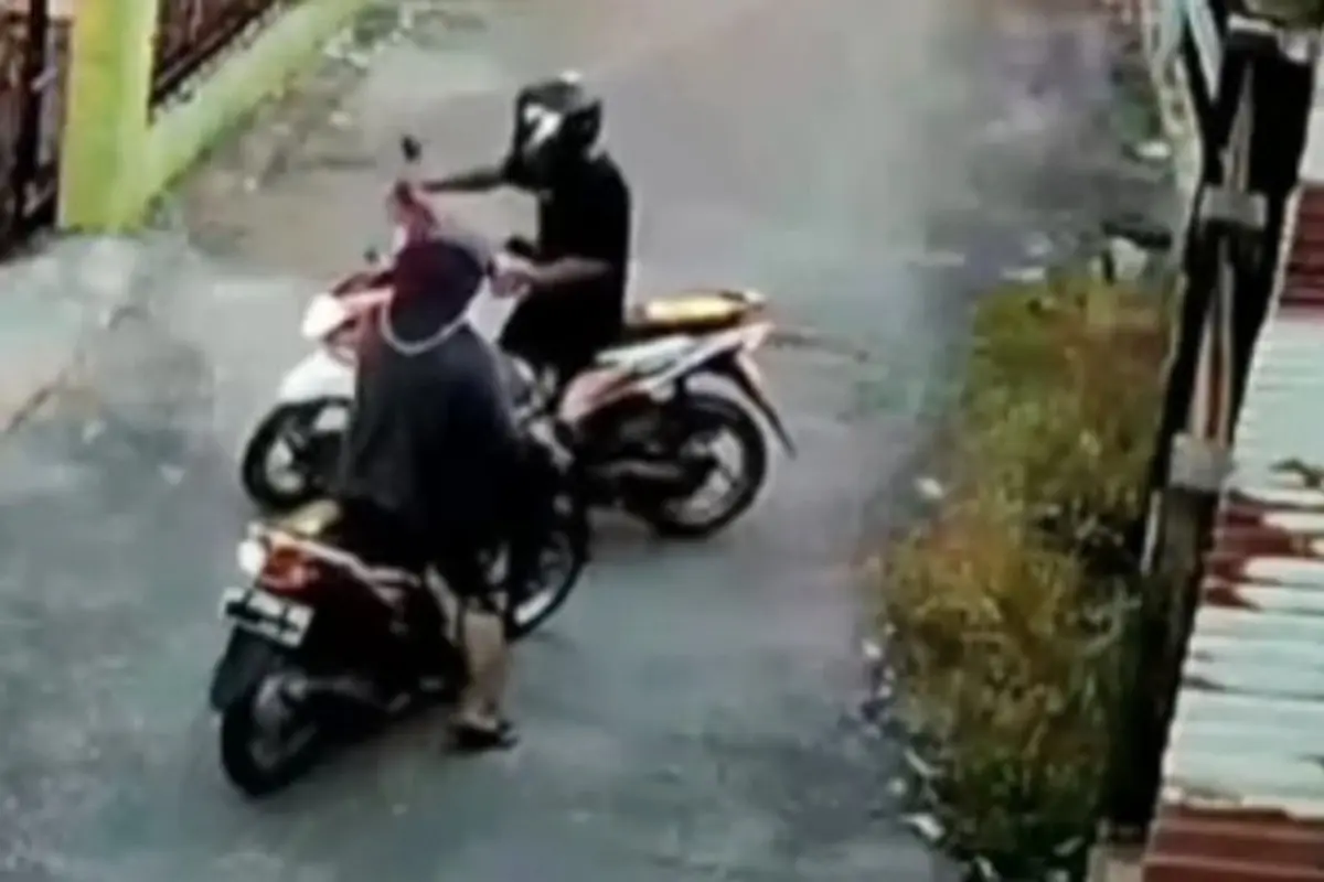 Potongan video rekaman CCTV saat seorang pria menghalangi bidan dan melakukan pelecehan seksual.