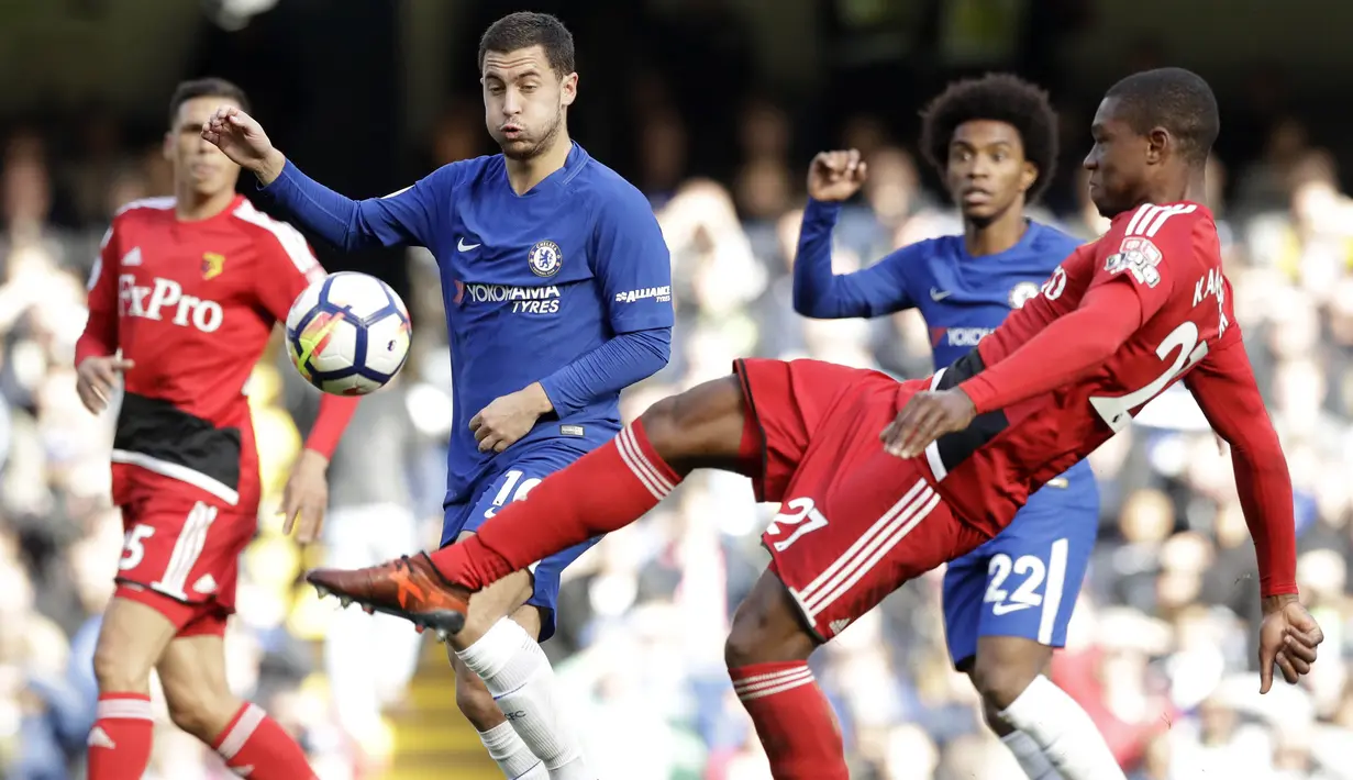 Gelandang Chelsea, Eden Hazard, berebut bola dengan bek Watford, Christian Kabasele, pada laga Premier League di Stadion Stamford Bridge, London, Sabtu (21/10/2017). Chelsea menang 4-2 atas Watford. (AP/Matt Duham)
