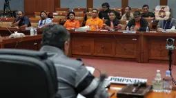 Sejumlah perwakilan suporter sepak bola mengikuti rapat dengar pendapat dengan Komisi X DPR di Kompleks Parlemen, Senayan, Jakarta, Selasa (8/11/2022). Rapat tersebut membahas pengelolaan dan manajemen pertandingan serta perlindungan suporter di dalam Undang-Undang. (Liputan6.com/Angga Yuniar)
