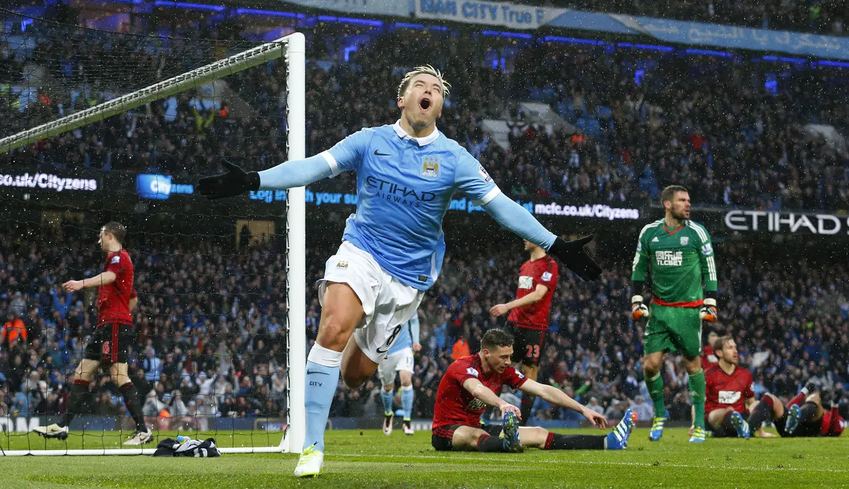 Samir Nasri kedapatan menyuntikkan vitamin yang melebihi batas ketika perawatan infus di Amerika. Ia dihukum 18 bulan oleh UEFA ketika masih bersetatus pemain Manchester City yang sedang dipinjamkan ke Sevilla. Namun ia mengelak bahwa kliniknya yang melakukan kesalahan. (Foto: AFP/Lindsey Parnaby)