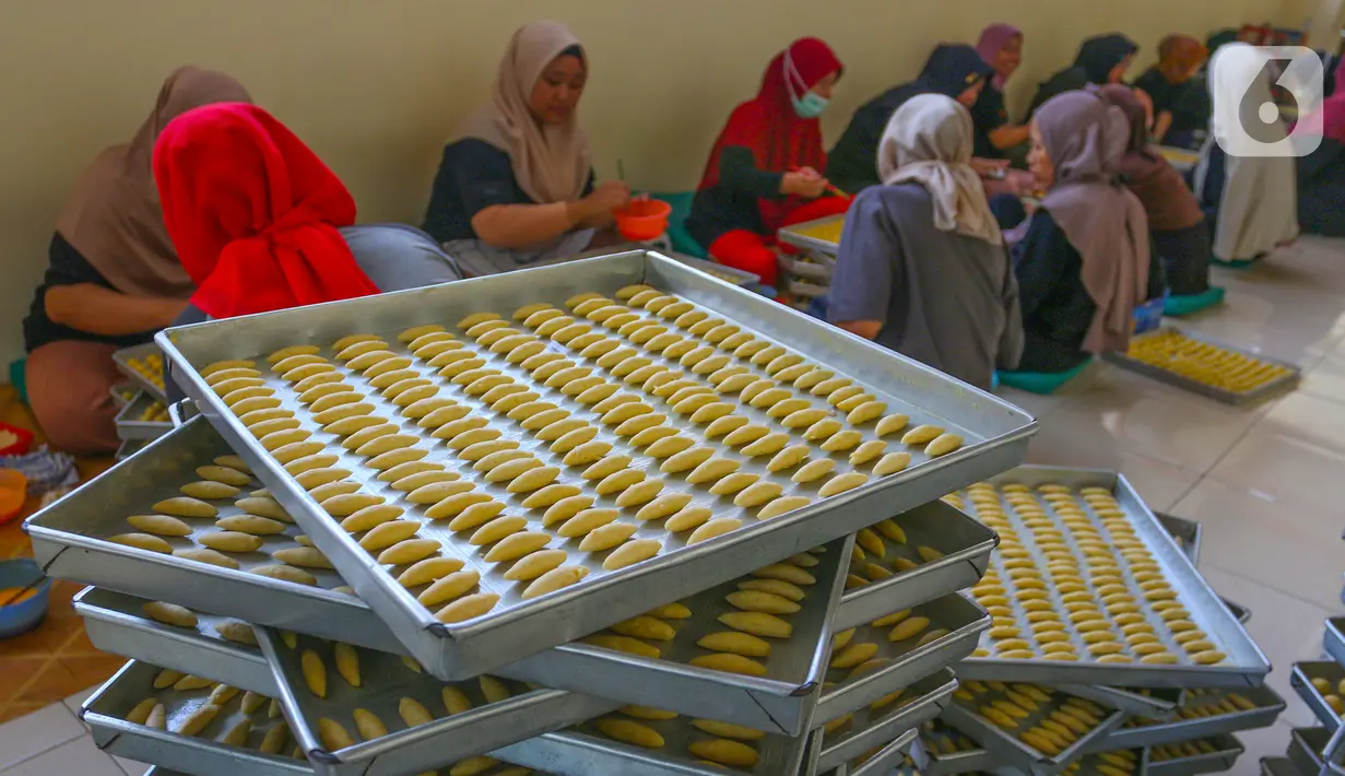 Pekerja menyelesaikan pembuatan kue kering lebaran di industri rumahan Risa Resa Cookies, Ciganjur, Jakarta, Senin (18/03/2023). (merdeka.com/Arie Basuki)