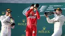 (Ki-ka) Pembalap Mercedes, Lewis Hamilton, pembalap Ferrari, Sebastian Vettel dan pembalap Mercedes, Valtteri Bottas meminum sampanye di atas podium balapan GP Australia di Sirkuit Albert Park, Melbourne, Minggu (26/3). (AP Photo/Rick Rycroft)