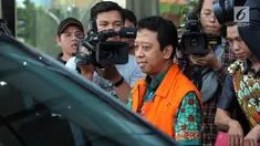 Mantan Ketua Umum PPP Romahurmuziy, Romahurmuziy (rompi oranye) menuju mobil tahanan usai pemeriksaan di Gedung KPK, Jakarta, Jumat (24/5/2019). KPK memeriksa Romahurmuziy sebagai tersangka terkait kasus dugaan jual beli jabatan di Kementerian Agama tahun 2018-2019. (merdeka.com/Dwi Narwoko)