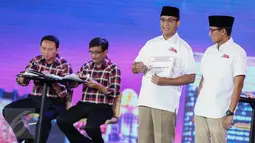 Cagub DKI Jakarta nomor 3, Anies Baswedan didampingi Sandiaga Uno memaparkan visi misi pada Debat Final Cagub DKI Jakarta di Bidakara, Jakarta, Jumat (10/2). (Liputan6.com/Faizal Fanani)