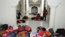 Pengungsi bencana tsunami beristirahat di sebuah masjid di Tenjolahang, provinsi Banten, Rabu (26/12). Saat ini tercatat ada 1.485 orang luka-luka, 154 orang hilang dan 16.082 orang  mengungsi selepas tsunami Selat Sunda. (Sonny TUMBELAKA / AFP)