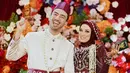 Melalui media sosial, Reza Zakarya dan Amira mengunggah momen pernikahan. Keduanya tampil dalam busana bernuansa maroon dan putih. (Liputan6.com/IG/@reza_zakarya_daa)