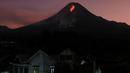 <p>Lava menyembur dari Gunung Merapi terlihat dari desa Kaliurang Selatan di Srumbung, Magelang, Jawa Tengah pada 12 Maret 2023. Gunung Merapi yang berada di perbatasan Daerah Istimewa Yogyakarta dan Jawa Tengah kembali meletus pada Sabtu 11 Maret 2023. (AFP/Devi Rahman)</p>