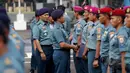 KSAL Laksamana TNI Ade Supandi S.E menyalami personil TNI AL di Mako Armada Barat TNI AL, Jakarta, (24/2/2015). KSAL memberikan penghargaan kepada mereka yang berjasa dalam misi pencarian korban pesawat Air Asia QZ 8501. (Liputan6.com/Faizal Fanani)