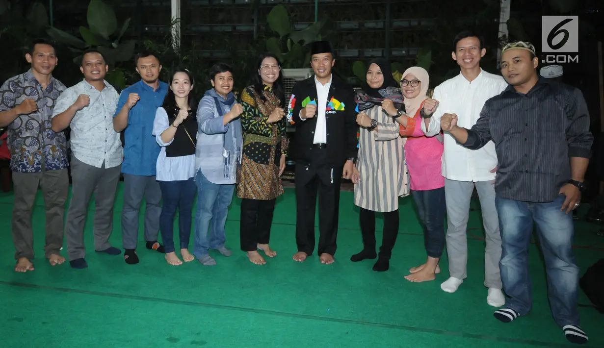 Menpora Imam Nahrawi (tengah) bersama atlet pelatnas Asian Games 2018 berfoto usai buka puasa bersama di Jakarta, Senin (28/5). Acara tersebut dihadiri atlet pelatnas Asian Games 2018 dan para mantan atlet peraih medali. (Liputan6.com/Helmi Fithriansyah)