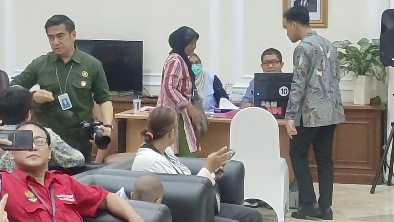 Wakil Presiden RI (Wapres) Gibran Rakabuming Raka meninjau langsung 'Lapor Mas Wapres' di Istana Wakil Presiden RI, Jakarta Pusat, Selasa (12/11/2024).