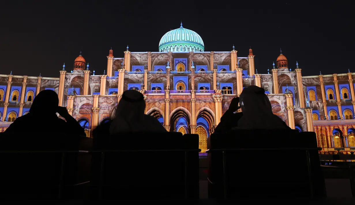 Bangunan ikonik kota Sharjah diterangi lampu warna-warni selama festival cahaya Sharjah di Uni Emirat Arab pada 13 Februari 2019. Festival cahaya tahunan ini menggunakan teknik pencahayaan dan teknologi 3D serta berlatar musik. (KARIM SAHIB/AFP)