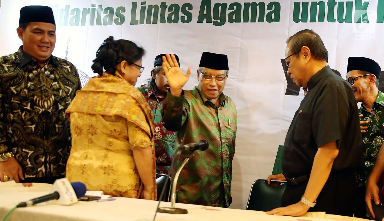 Ketua Umum PBNU KH Said Aqil Siroj bersama sejumlah tokoh lintas agama menyapa awak media usai menggelar konferensi pers di Jakarta, Jumat (15/12). (Liputan6.com/JohanTallo)