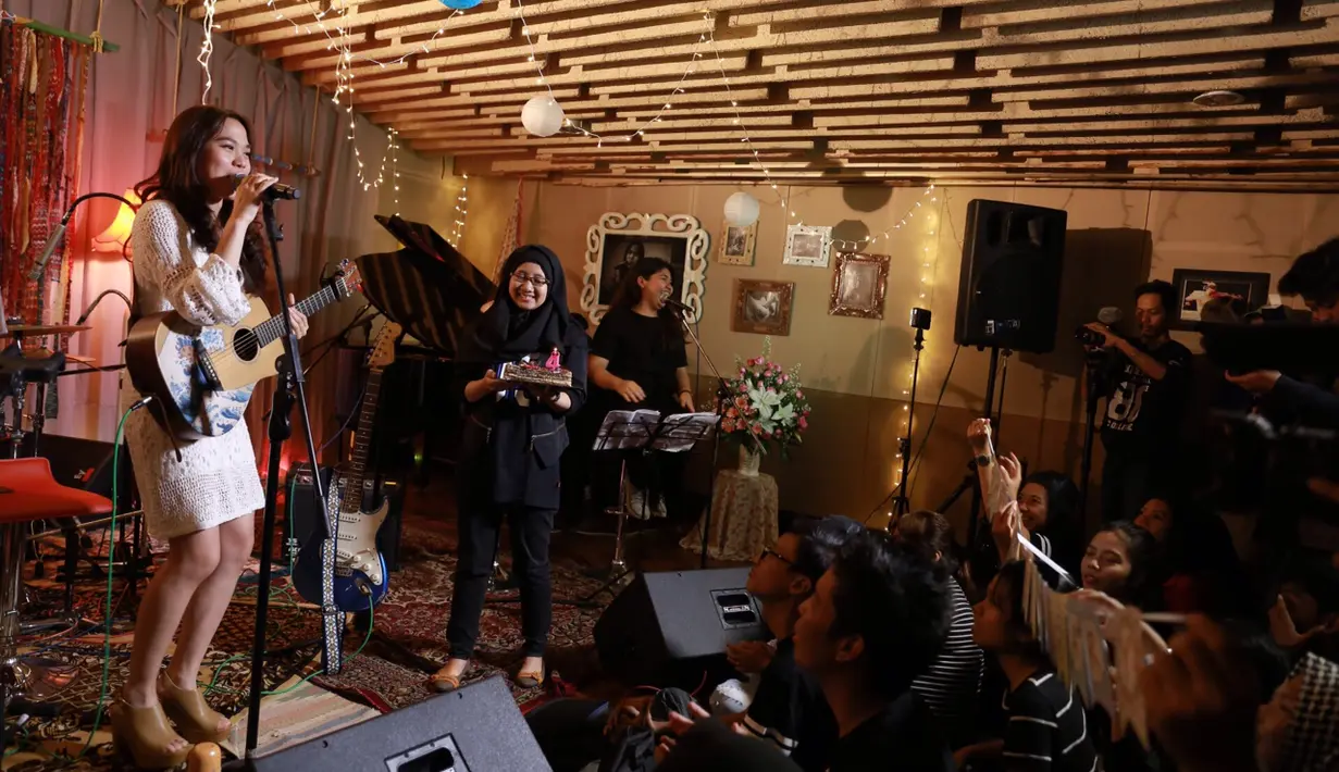 Melalui satpam yang ada dirumahnya, ia meminta diajari untuk main gitar. Kini, ia telah memiliki satu lagu dan satu single. Selain dunia musik, Sheryl Sheinafia melebarkan ke dunia akting. (Galih W. Satria/Bintang.com)