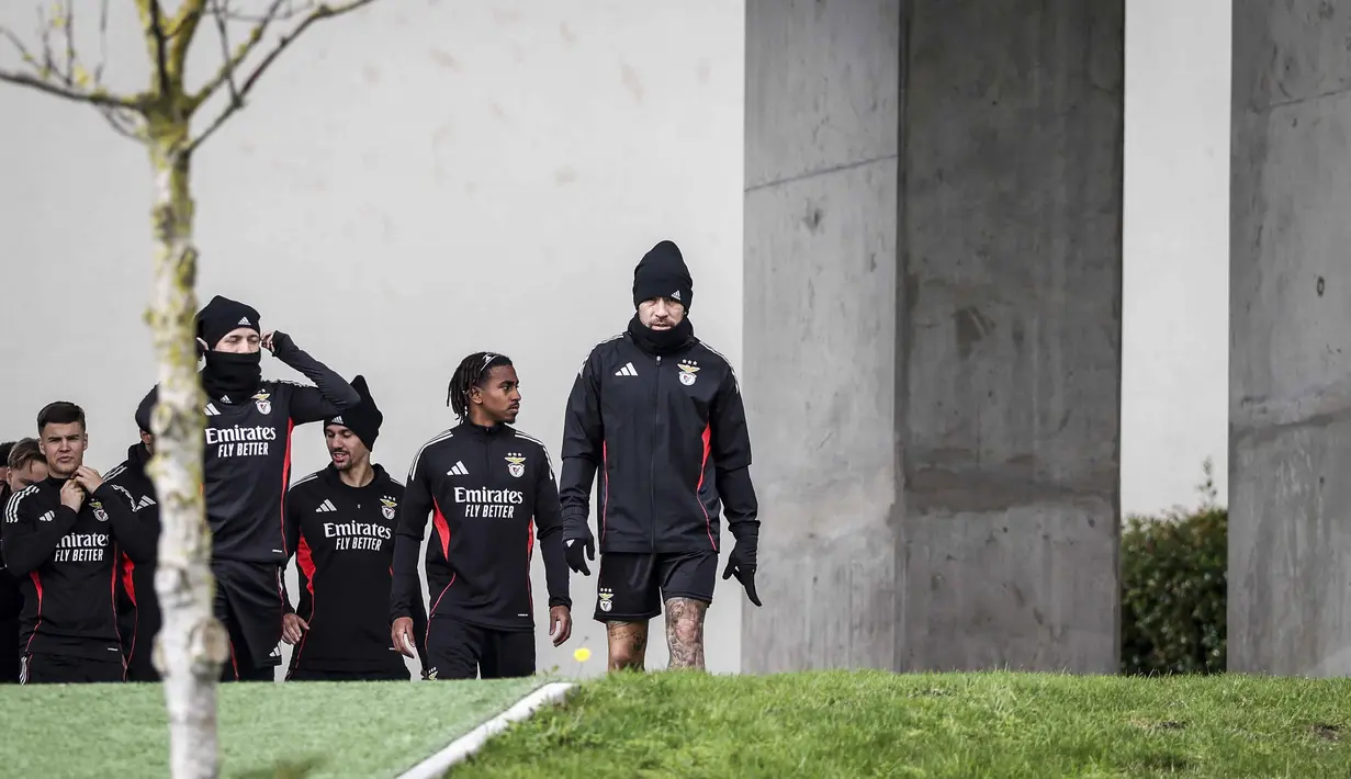 Menjamu Los Blancos, SL Benfica tampil percaya diri hasil kemenangan menakjubkan 4-2 pada pertemuan sebelumnya di fase liga. Tampak dalam foto, bek SL Benfica asal Argentina, Nicolas Otamendi tiba untuk sesi latihan menjelang leg pertama play-off Liga Champions 2025/2026 melawan Real Madrid di Kampus Benfica, Seixal, pinggiran Lisbon, Portugal, pada Senin 16 Februari 2026. (PATRICIA DE MELO MOREIRA/AFP)
