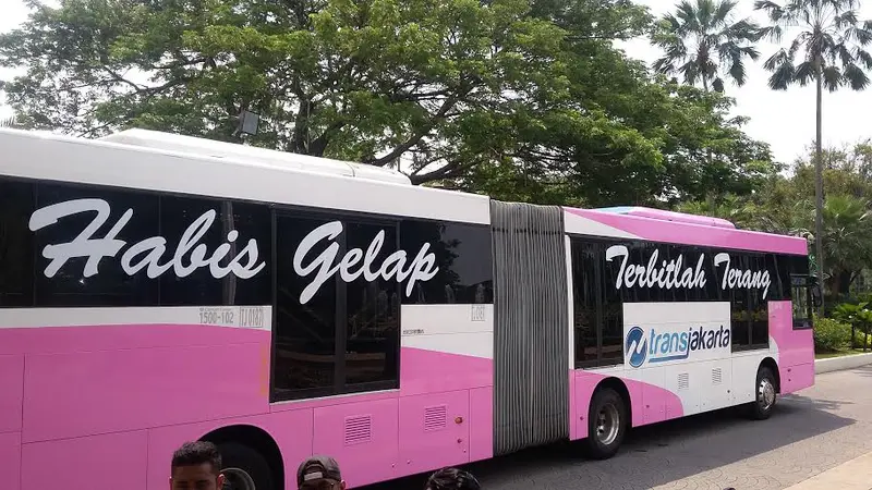 20160421-Hari-Kartini-Bus-Transjakarta-Pinky-Jakarta