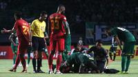Pemain Persebaya, Amido Balde, cedera saat melawan Kalteng Putra di Stadion Gelora Bung Tomo, Surabaya (21/5/2019). (Bola.com/Aditya Wany)